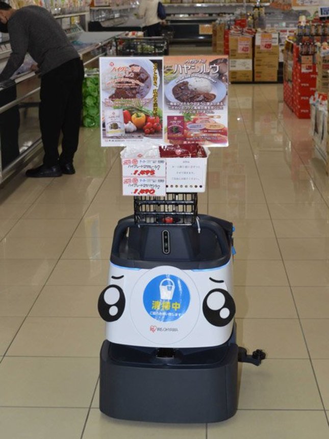 営業時間中に自動で移動しながら床を清掃するロボット＝大垣市東町、アミカ大垣店