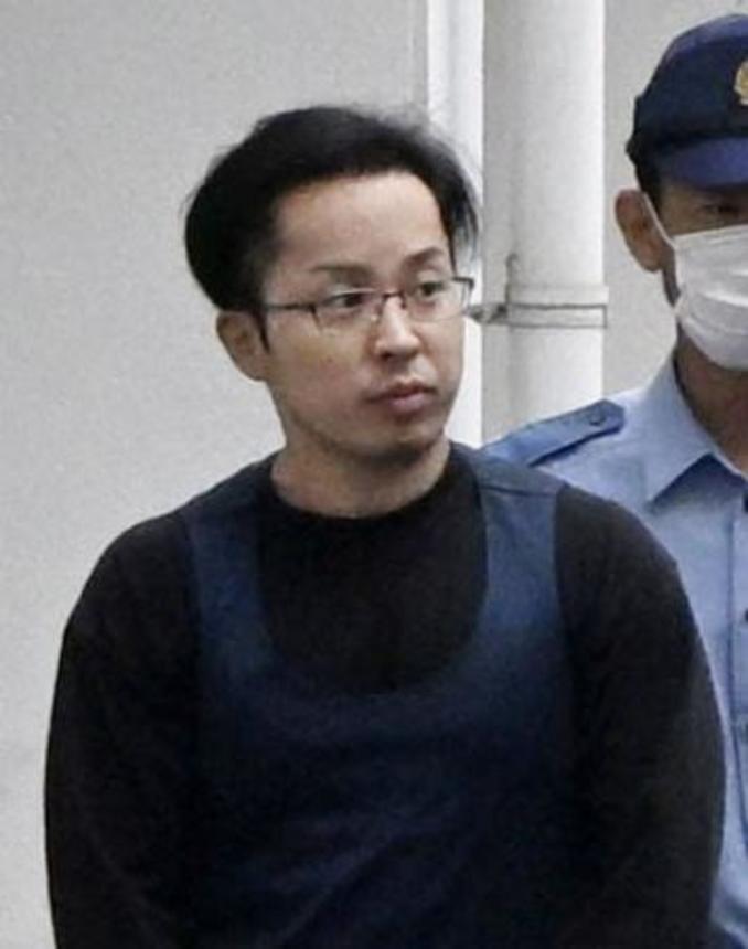 　送検のため栃木県警下野署を出る窪谷優生容疑者＝６月