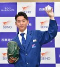 楽天から６位指名され、笑顔でポーズをとる西濃運輸の林優樹投手＝西濃運輸