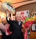 ３選を果たし、花束を掲げて喜ぶ武藤鉄弘さん＝岐阜県美濃市段町、選挙事務所
