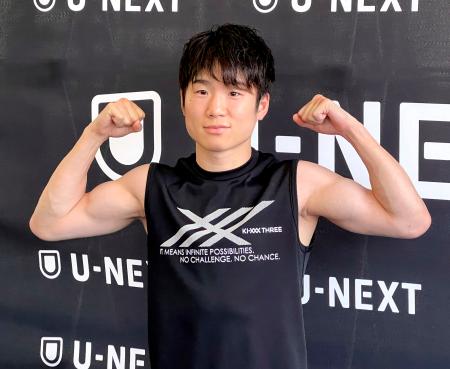 　ボクシングのＷＢＯスーパーフライ級王座決定戦に向けた練習を公開し、ポーズをとる寺地拳四朗＝９日、東京都練馬区