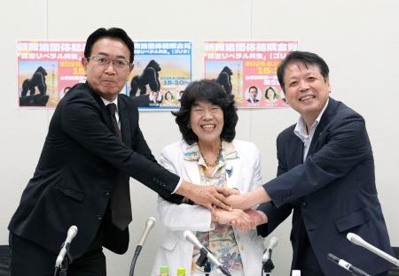 　政治団体「護憲リベラル共生」設立を発表し、写真に納まる（左から）川内博史氏、阿部知子氏、平岡秀夫氏＝１９日午後、国会