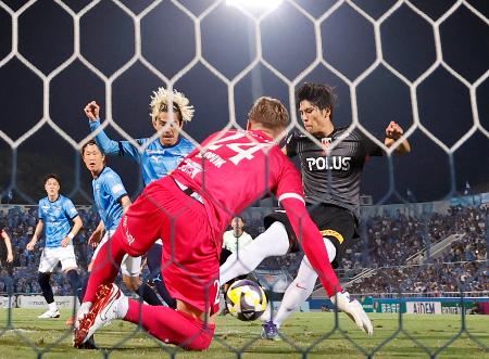 　横浜ＦＣ―浦和　後半、自身２点目のゴールを決める浦和・小森（右端）＝ニッパツ