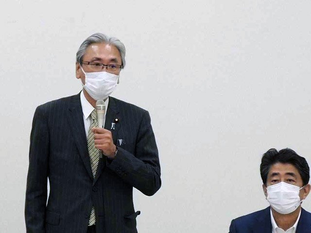 ６月、国民皆歯科検診実現議連設立総会であいさつする代表発起人の古屋圭司衆院議員（中央）＝参院議員会館