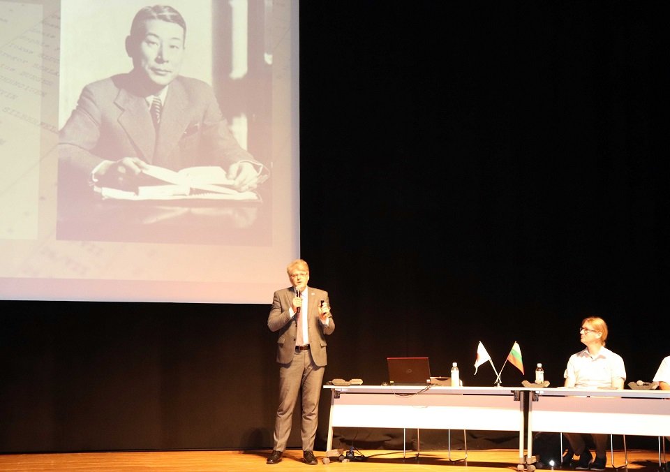 「リトアニアと日本」をテーマに講演するオーレリウス・ジーカス氏＝下呂市森、下呂交流会館