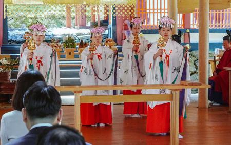 　丹生都比売神社で営まれた「花盛祭」で、神前神楽「浦安の舞」を奉納する子供たち＝１２日午前、和歌山県かつらぎ町