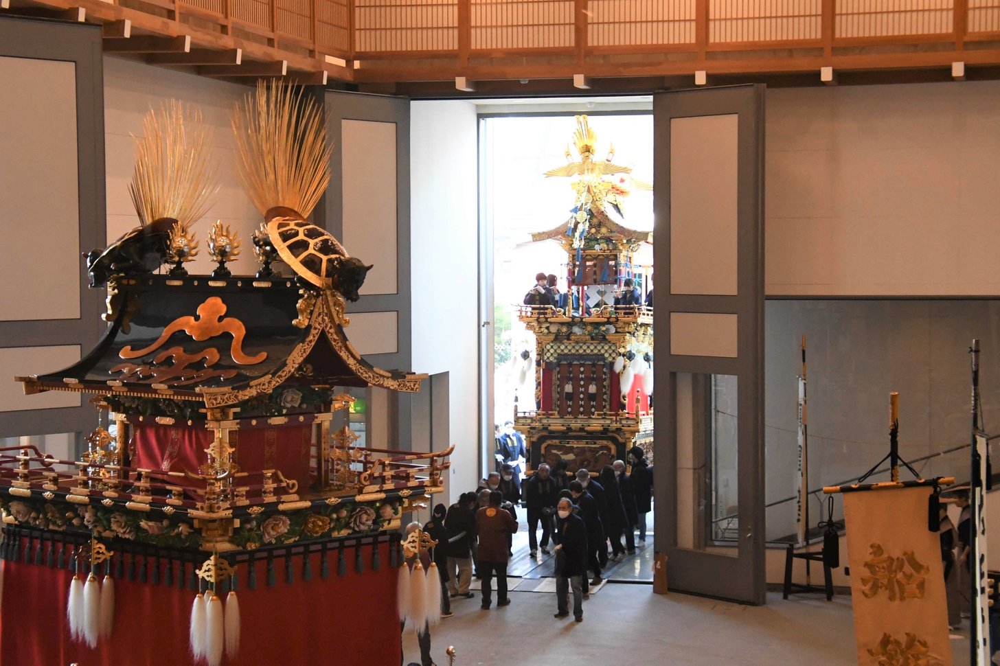 展示のため、入れ替えられる祭り屋台＝高山市桜町、高山祭屋台会館