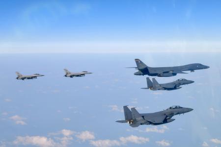 　韓国軍との空中訓練に参加する米軍のＢ１Ｂ戦略爆撃機（右端）＝２月（韓国国防省提供・共同）