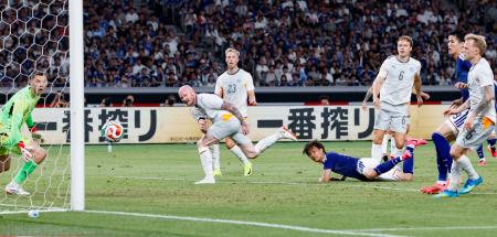 　日本―アイスランド　後半、決勝ゴールを決める小川（左から４人目）＝ＭＵＦＧスタジアム