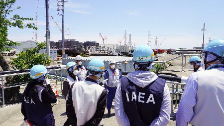 　処理水移送配管を視察するＩＡＥＡの調査団＝２８日、東京電力福島第１原発構内（東電提供）