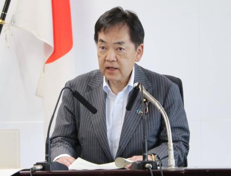 　記者会見する浅尾環境相＝２０日午前、環境省