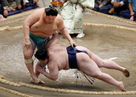 　琴桜（左）が上手投げで豪ノ山を下す＝両国国技館