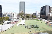 完成したセントラルパーク「金公園」と柳ケ瀬グラッスル３５（奥）＝４日午前１１時４３分、岐阜市金町、同公園