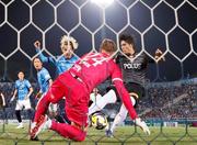 　横浜ＦＣ―浦和　後半、自身２点目のゴールを決める浦和・小森（右端）＝ニッパツ