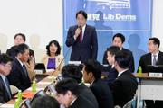 　自民党税制調査会の総会であいさつする小野寺五典会長（中央）＝２０日午後、東京・永田町の党本部