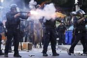 　８日、米ロサンゼルスで、抗議活動への対応に当たる警察官（ＡＰ＝共同）