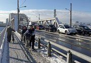 大雪の影響で渋滞する道路＝３０日午前９時７分、岐阜市真砂町（撮影・坂井萌香）
