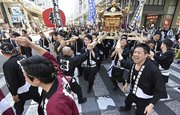 開幕した道三まつりで通りをにぎわしたみこしパレード＝１日午後１時５６分、岐阜市神田町