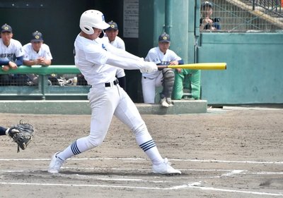 県岐阜商×中京＝１回裏県岐阜商１死二、三塁、丹羽駿太が決勝点となった二塁ゴロを放つ