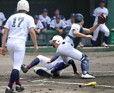 岐阜第一×岐山１回表＝上農の左犠飛で生還する平田（中央）＝大野レインボー