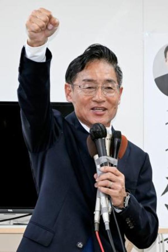 　和歌山市長選で初当選を決めた尾崎太郎氏＝９日夜、和歌山市