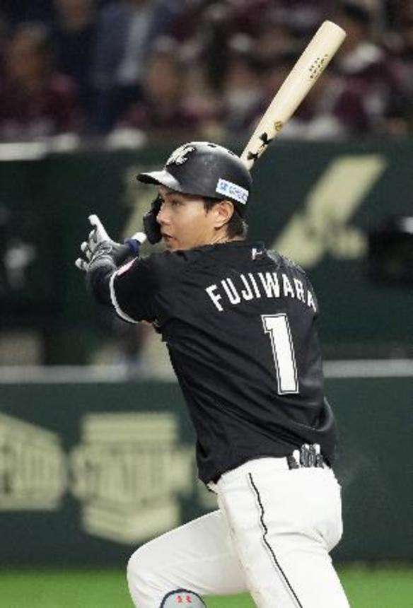 　３回ロッテ１死二、三塁、藤原が左前に適時打を放つ＝東京ドーム