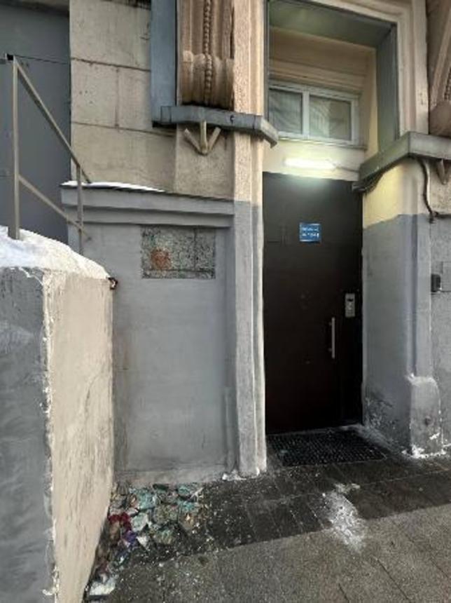 　破壊されたアンナ・ポリトコフスカヤさんの追悼碑（ノーバヤ・ガゼータ欧州のＸから、共同）