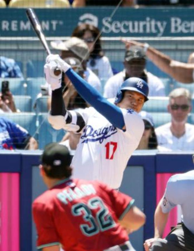 　ダイヤモンドバックス戦の１回、右前打を放つドジャース・大谷。投手ファット＝ロサンゼルス（共同）