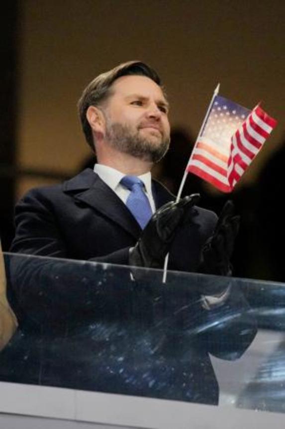 　開会式で入場行進する米国選手団に拍手を送るバンス米副大統領＝６日、イタリア・ミラノ（共同）