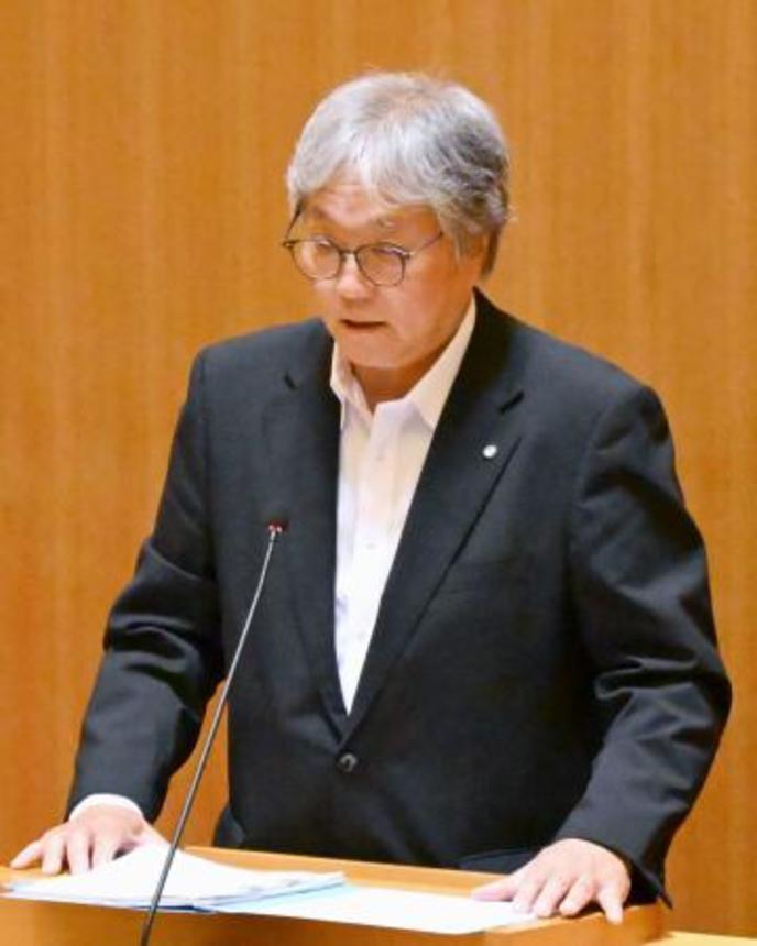 　佐賀県玄海町議会の一般質問で答弁する脇山伸太郎町長＝１１日午前