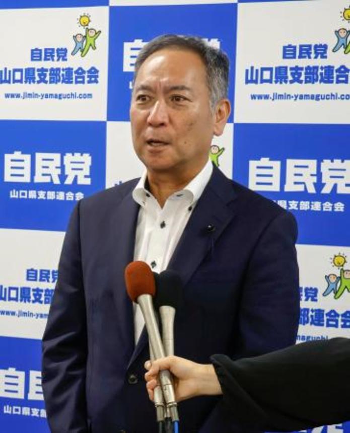 　記者団の質問に答える自民党山口県連の友田有幹事長＝２１日午後、山口市