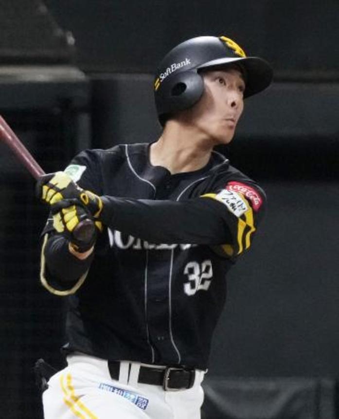 　５月２２日の日本ハム戦で、決勝ソロを放つソフトバンクの柳町＝エスコンフィールド