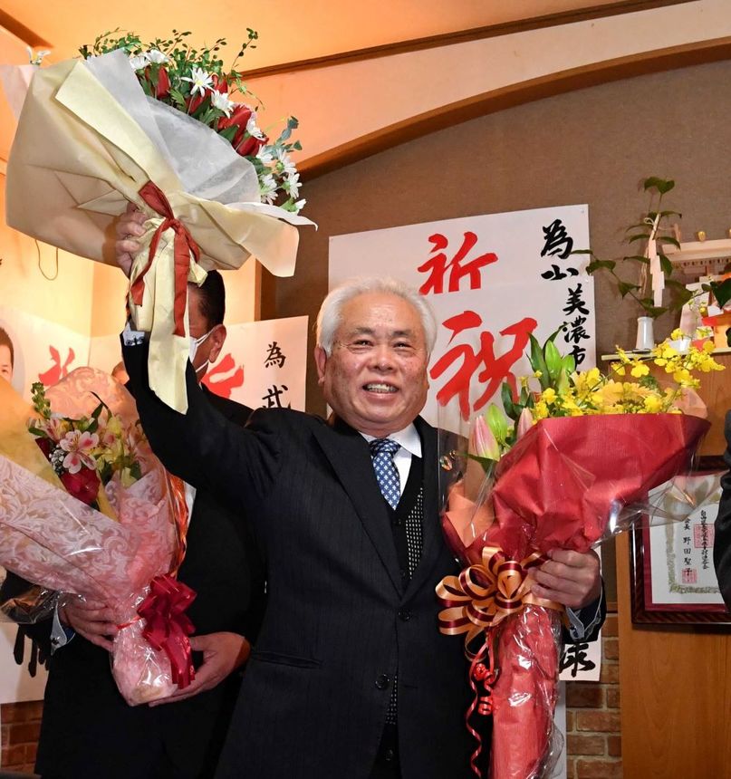 ３選を果たし、花束を掲げて喜ぶ武藤鉄弘さん＝岐阜県美濃市段町、選挙事務所