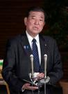 　ガソリン価格の定額引き下げを記者団に表明した石破首相＝２２日午後、首相官邸
