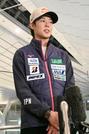 　取材に応じるジャンプ男子の小林陵侑＝１６日、羽田空港