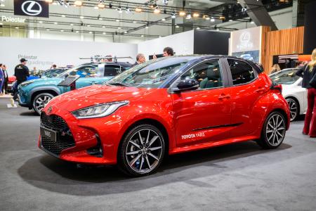 　ブリュッセルで開かれた自動車ショーに展示されたトヨタ自動車の「ヤリス」＝１月（ゲッティ＝共同）