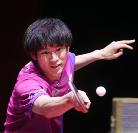 　男子シングルス３回戦で張本智和に勝利した戸上隼輔＝ドーハ近郊（共同）