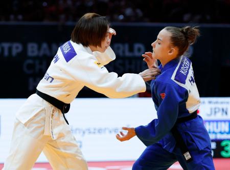 　女子４８キロ級２回戦　ハンガリー選手（右）と対戦する古賀若菜＝ブダペスト（共同）