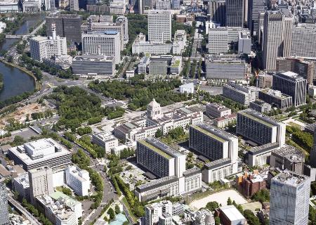 　東京・霞が関の官庁街（上）と国会周辺＝２０２５年７月