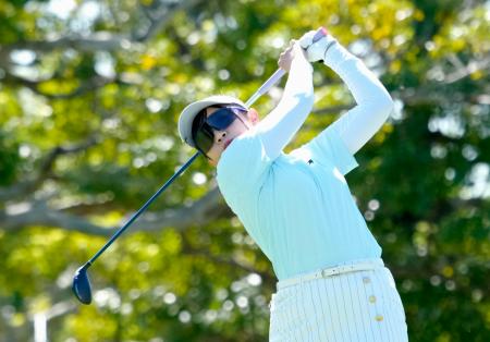 　第２日、１２番でティーショットを放つ菅沼菜々。通算１２アンダーで首位＝浜野ＧＣ