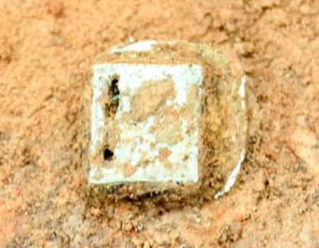　出土した青銅製のベルト飾り「巡方」＝４月、長野市の南宮遺跡内（同市埋蔵文化財センター提供）