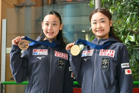　関西空港でメダルを掲げるフィギュアスケート女子の島田麻央（右）と岡万佑子＝９日