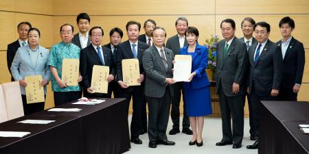 　自民党・東日本大震災復興加速化本部の谷公一本部長（前列右から４人目）から提言書を受け取る高市首相（同３人目）＝１２日午前、首相官邸