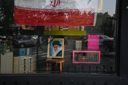 　イランの首都テヘランの書店に飾られた前最高指導者アリ・ハメネイ師の肖像＝２日（ＡＰ＝共同）