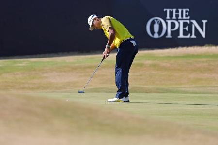 　最終ラウンド、１８番でパットを放つ松山英樹。通算４アンダーで１４位＝ロイヤルバークデールＧＣ（共同）