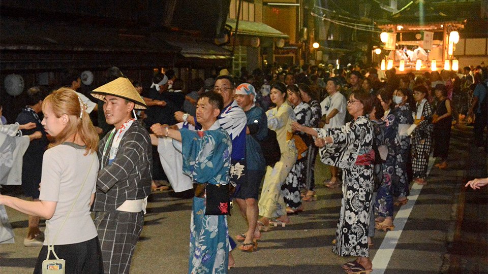 徹夜おどりの踊りの輪が広がり、熱気に包まれる会場＝同