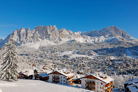 　イタリア北東部に位置するコルティナダンペッツォ＝１月（共同）