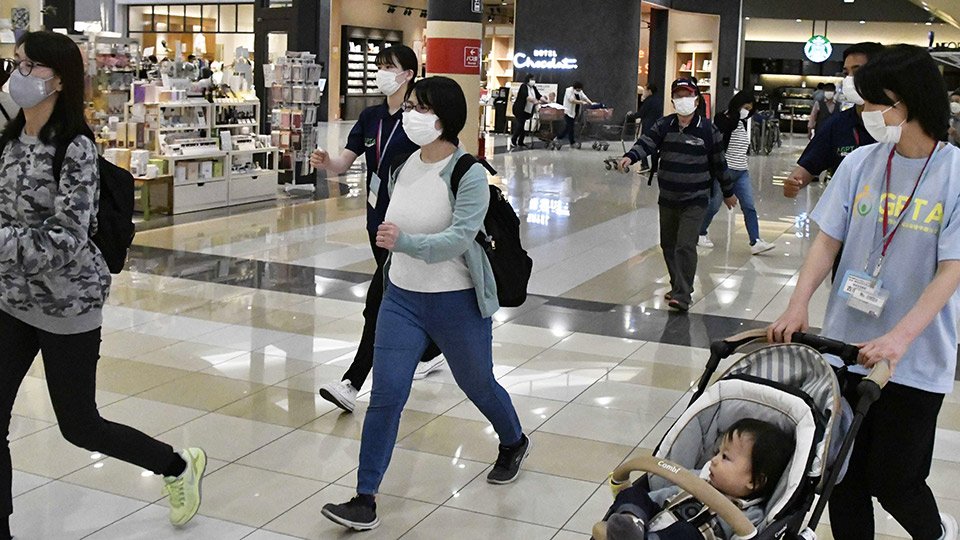 理学療法士のアドバイスを受けながら歩く参加者＝各務原市那加萱場町、イオンモール各務原
