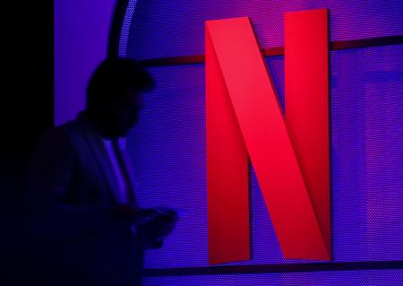 　ネットフリックスのロゴ＝２０２４年２月、インド・ムンバイ（ロイター＝共同）