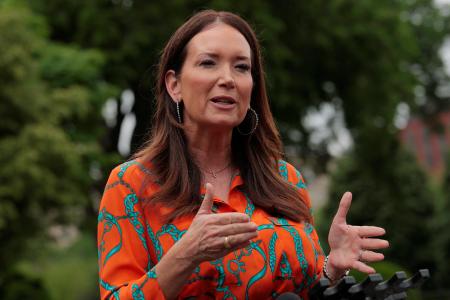 　米ホワイトハウスで記者団に話すロリンズ農務長官＝５日、ワシントン（ゲッティ＝共同）